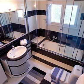 8 Bedroom villa with pool & seaview, near Acharavi, sleeps 16-18